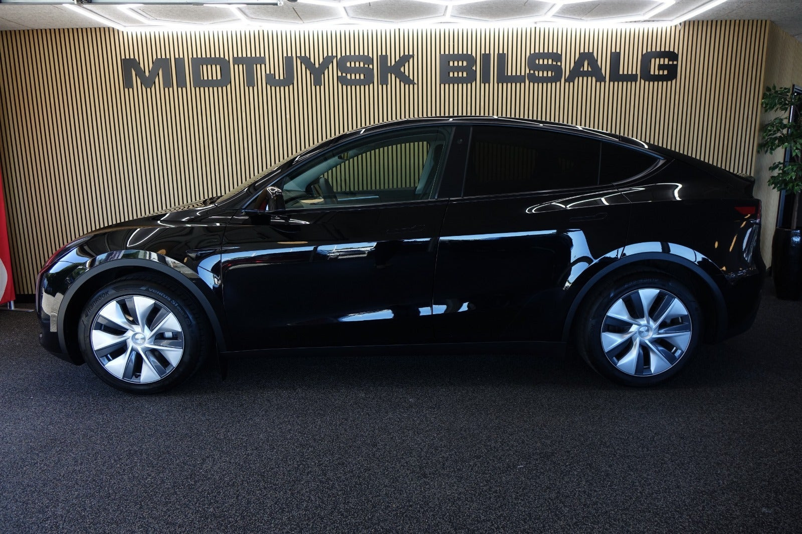 Sort Tesla Model Y fra 2023