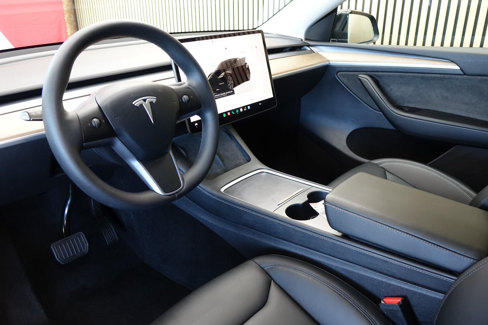Sort Tesla Model Y fra 2023