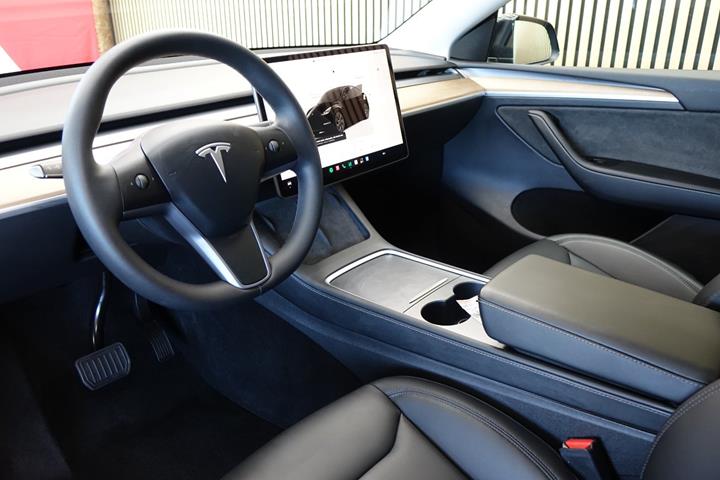 Sort Tesla Model Y fra 2023