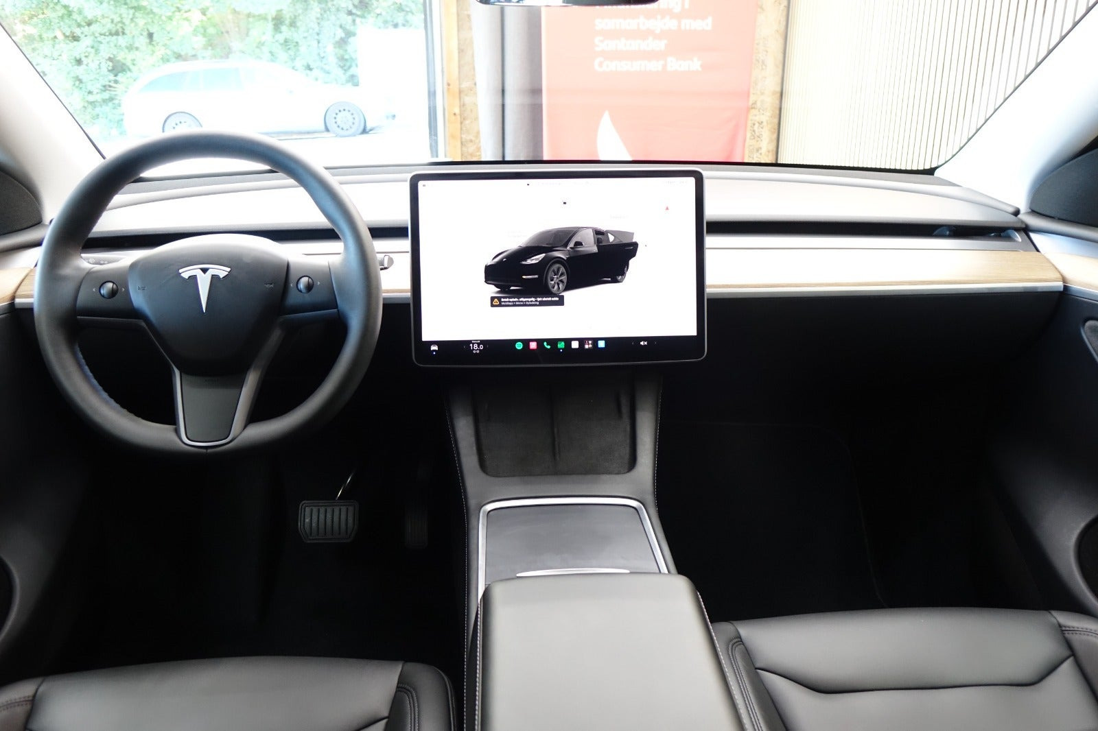 Sort Tesla Model Y fra 2023