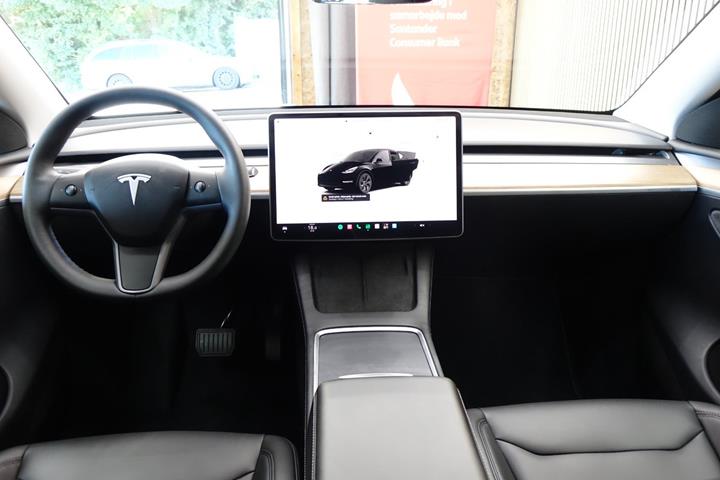 Sort Tesla Model Y fra 2023