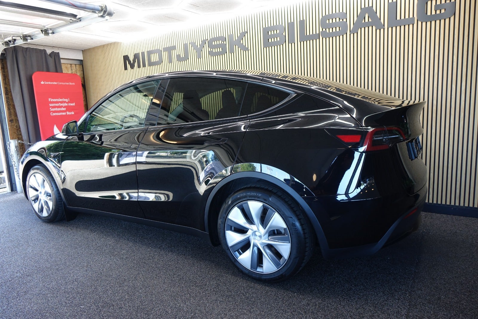 Sort Tesla Model Y fra 2023