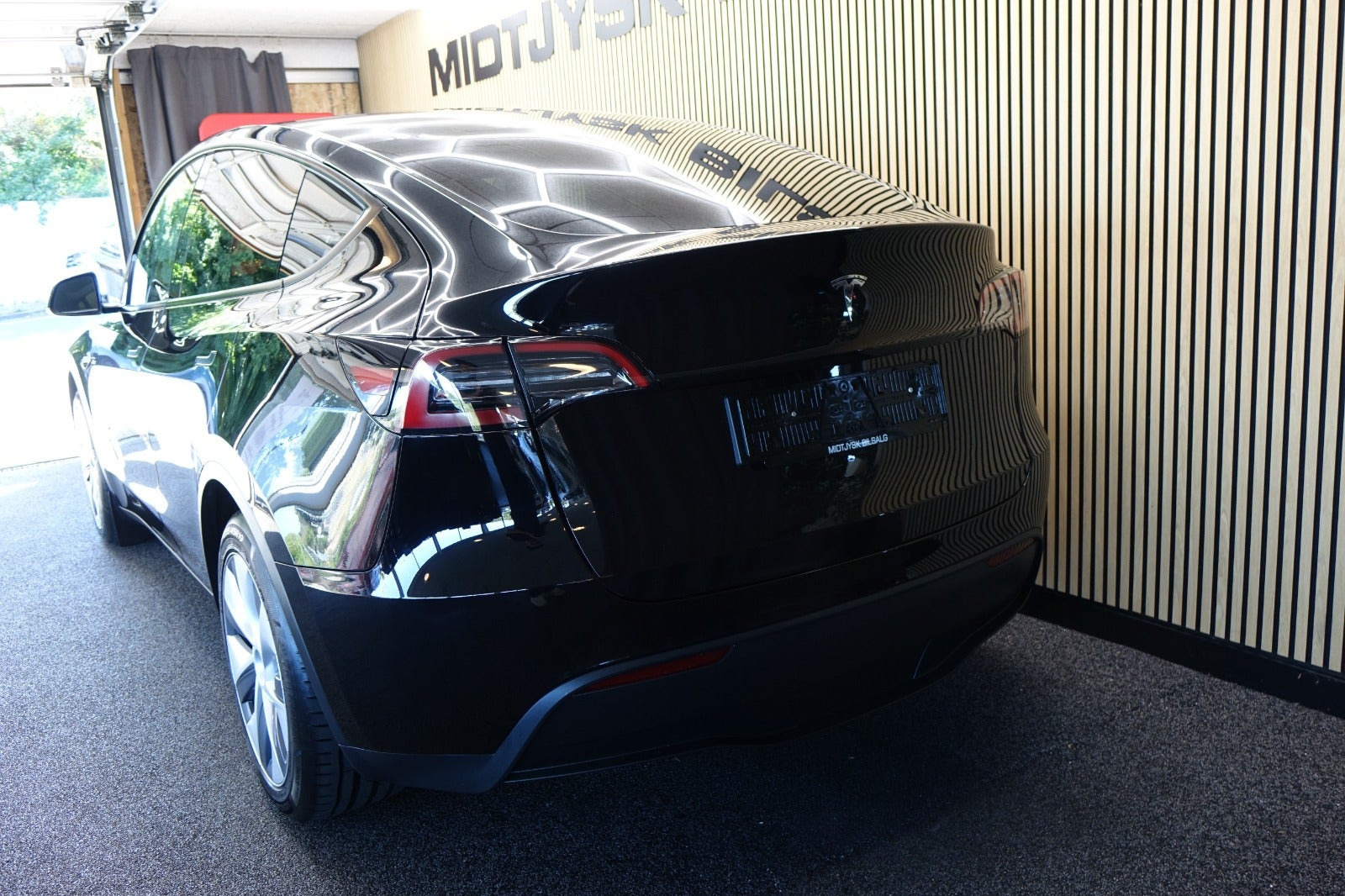 Sort Tesla Model Y fra 2023