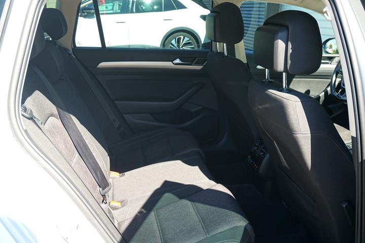 Hvid VW Passat fra 2017