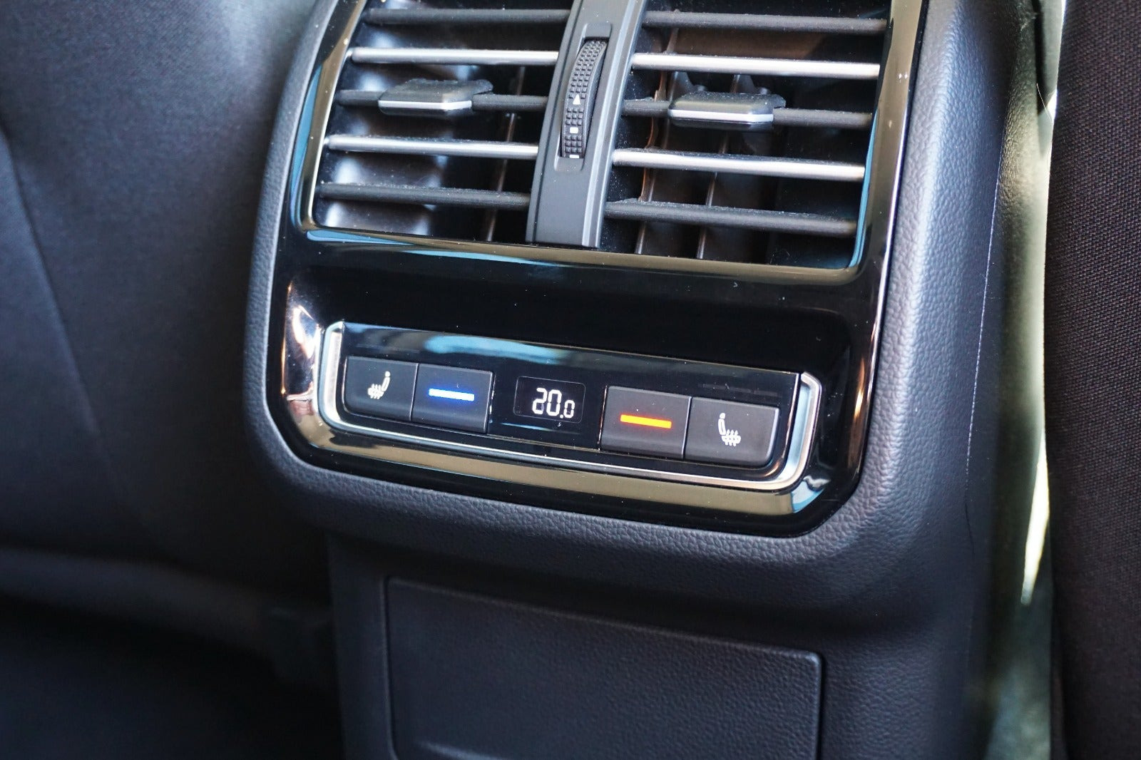 Hvid VW Passat fra 2017