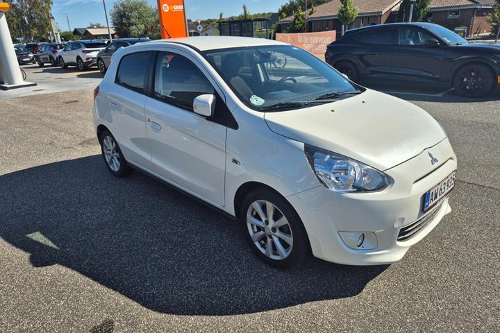 Hvid Mitsubishi Space Star fra 2015 set udefra