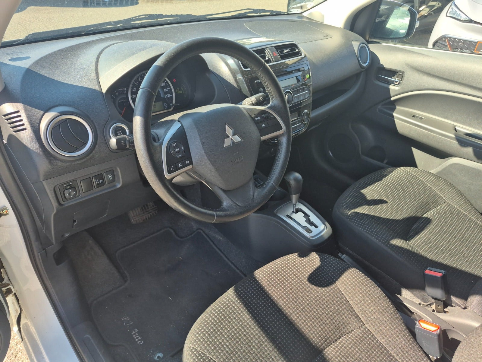Hvid Mitsubishi Space Star fra 2015