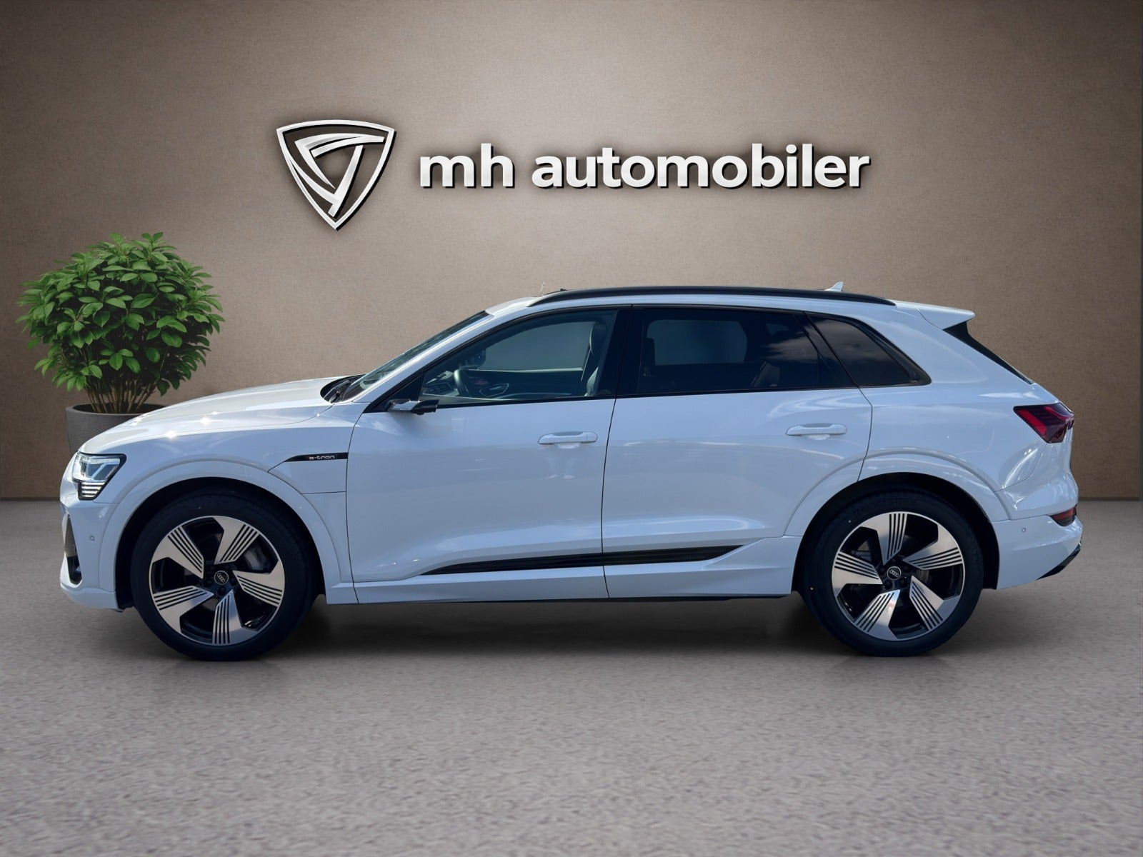 Hvid Audi e-tron fra 2023