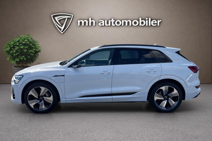 Hvid Audi e-tron fra 2023