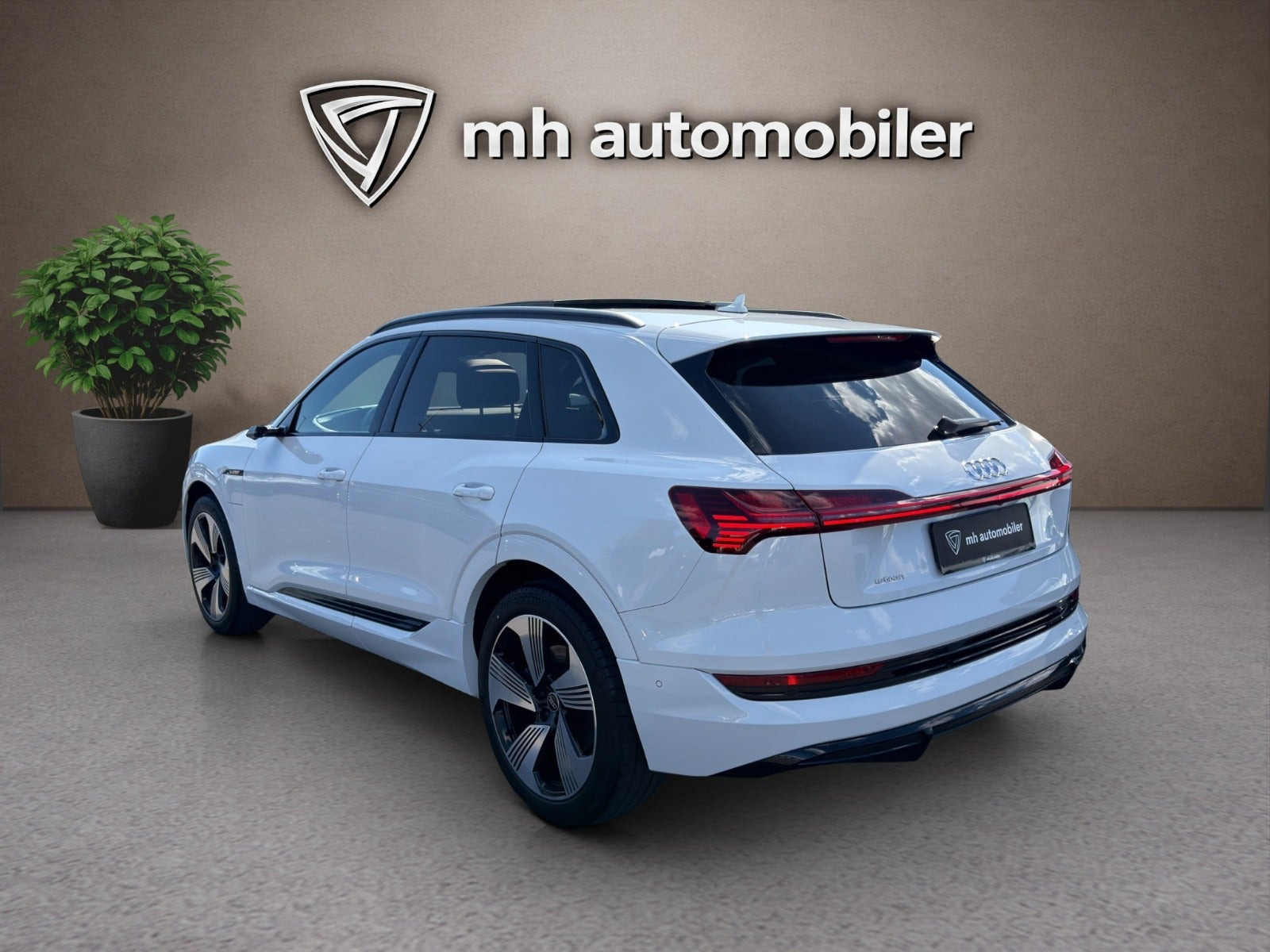 Hvid Audi e-tron fra 2023
