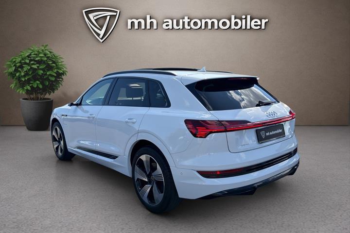 Hvid Audi e-tron fra 2023