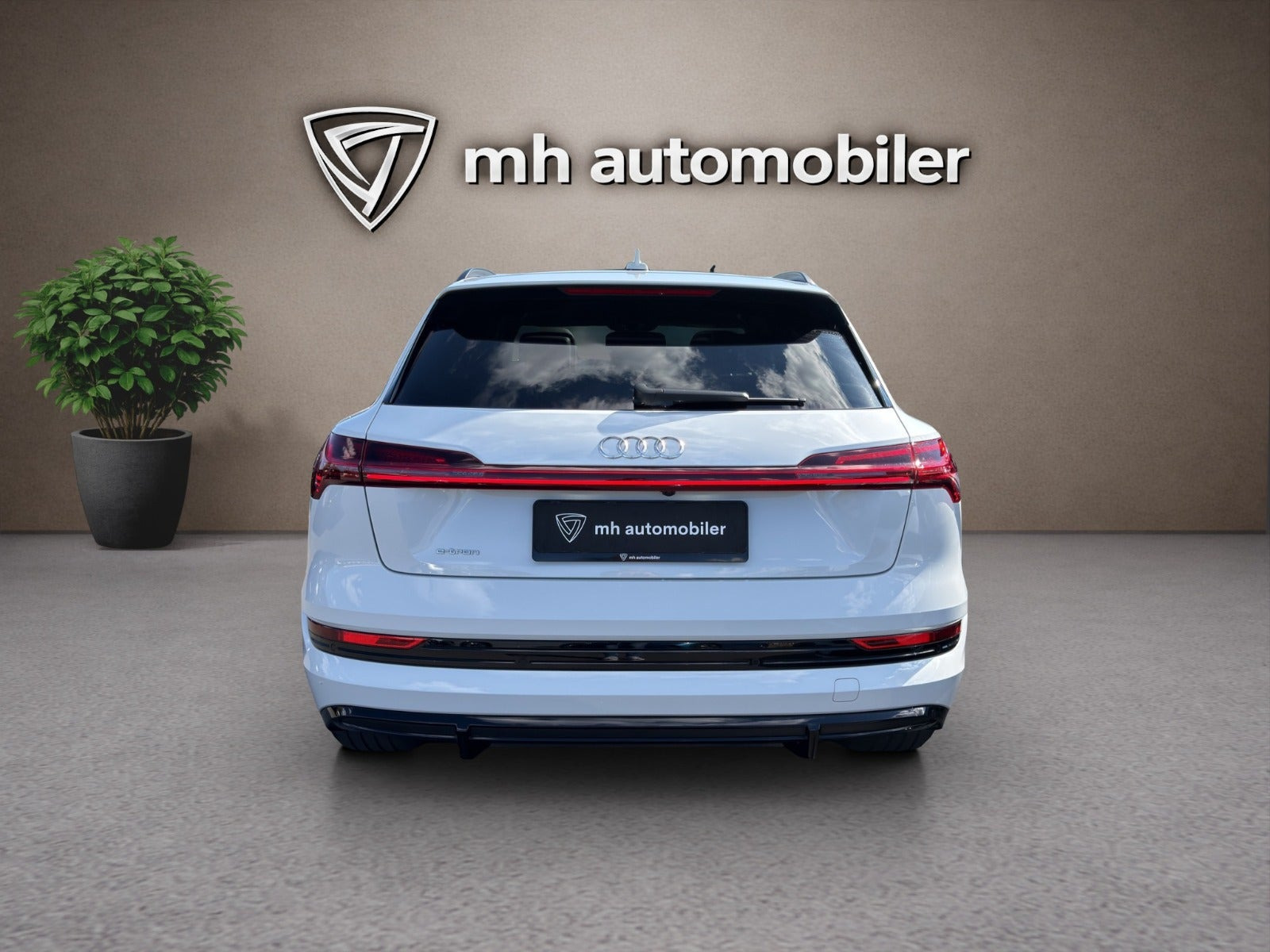 Hvid Audi e-tron fra 2023