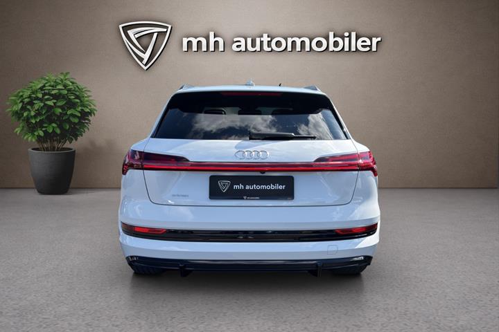 Hvid Audi e-tron fra 2023