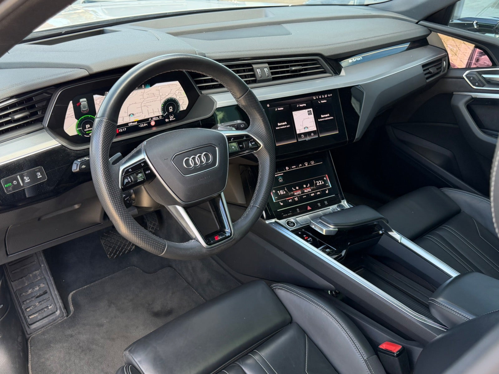 Hvid Audi e-tron fra 2023