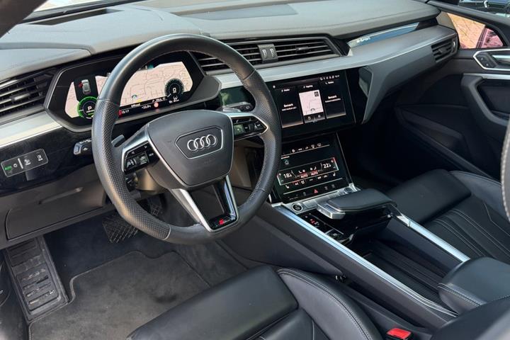 Hvid Audi e-tron fra 2023