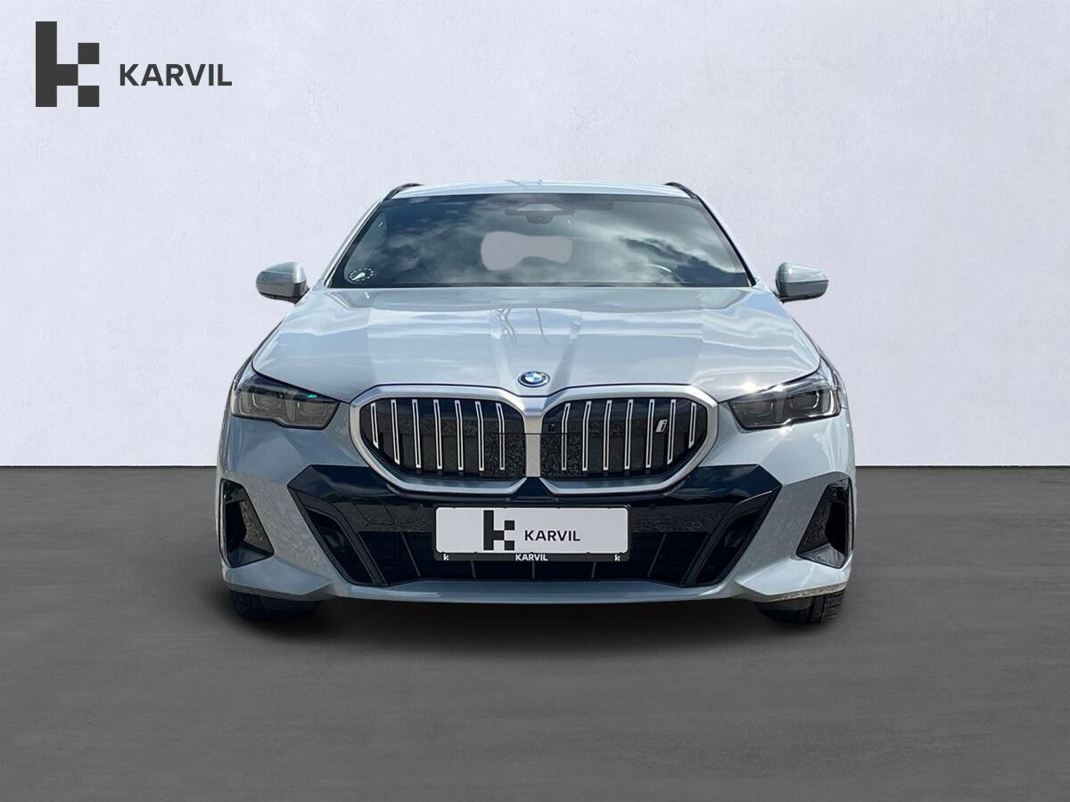 Grå BMW i5 fra 2025