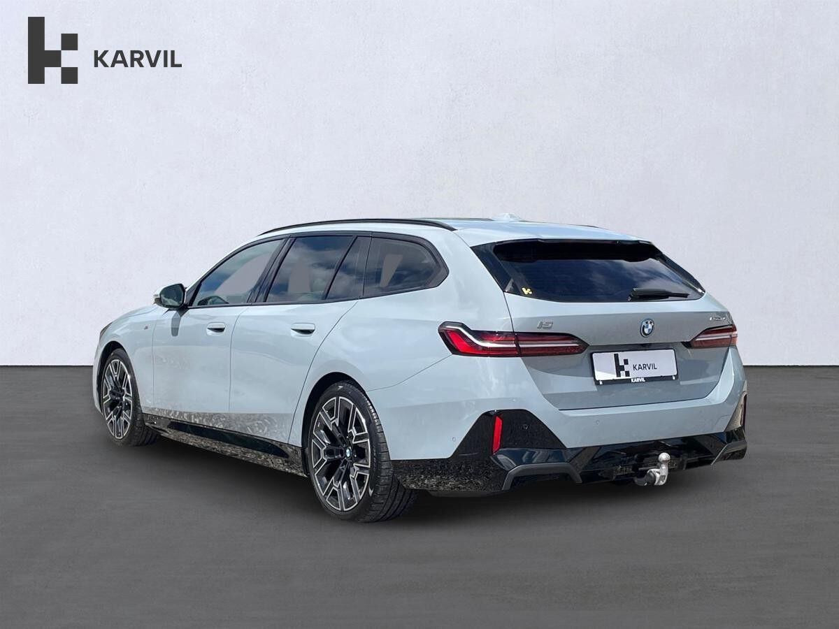 Grå BMW i5 fra 2025