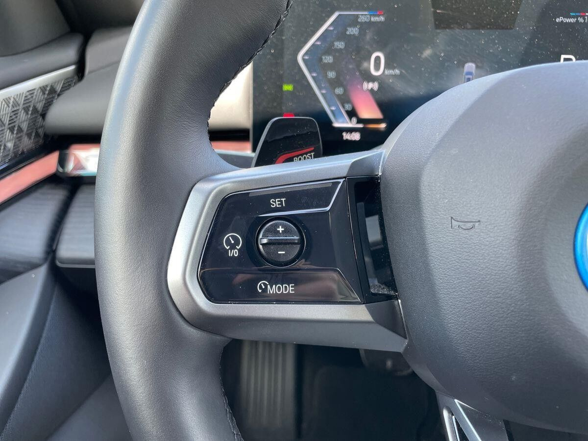 Grå BMW i5 fra 2025
