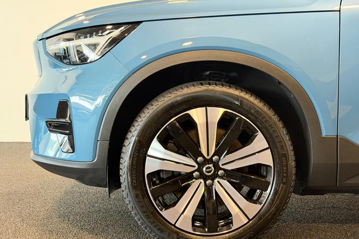 Blå Volvo XC40 fra 2023
