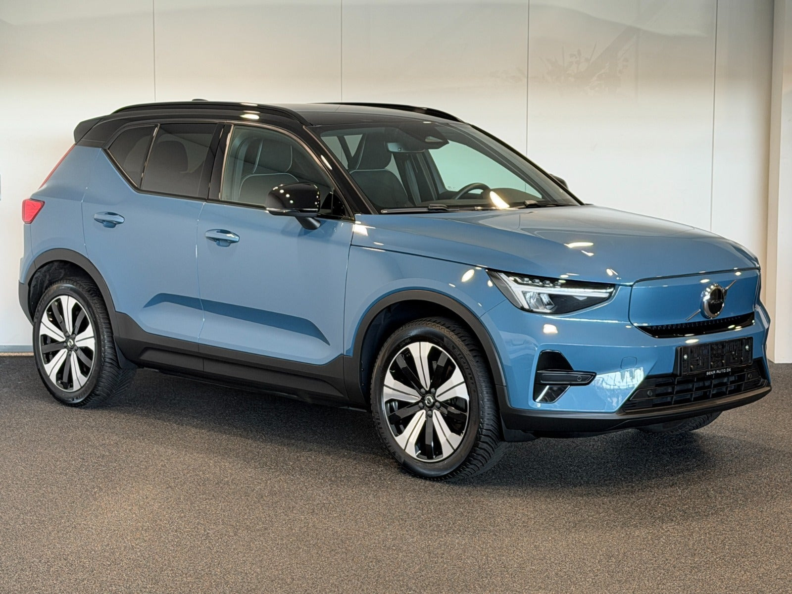 Blå Volvo XC40 fra 2023