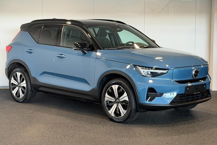 Blå Volvo XC40 fra 2023