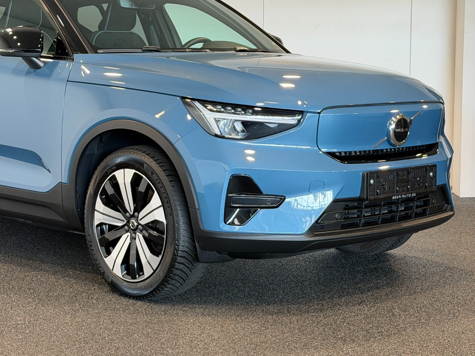 Blå Volvo XC40 fra 2023