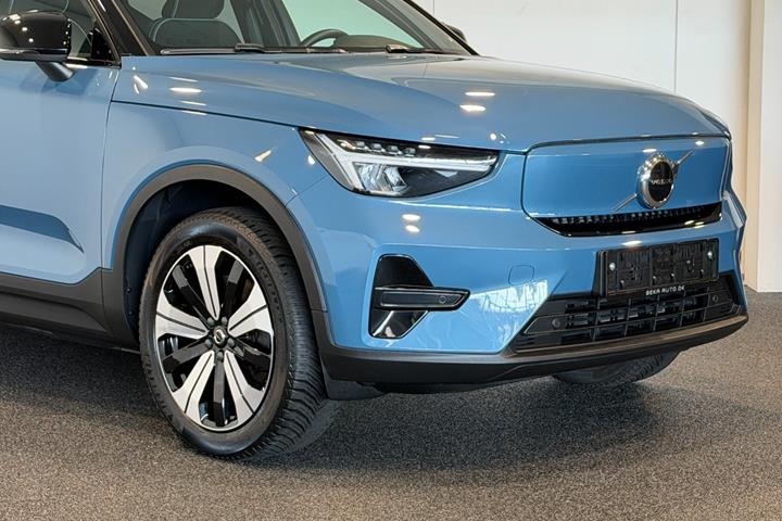 Blå Volvo XC40 fra 2023