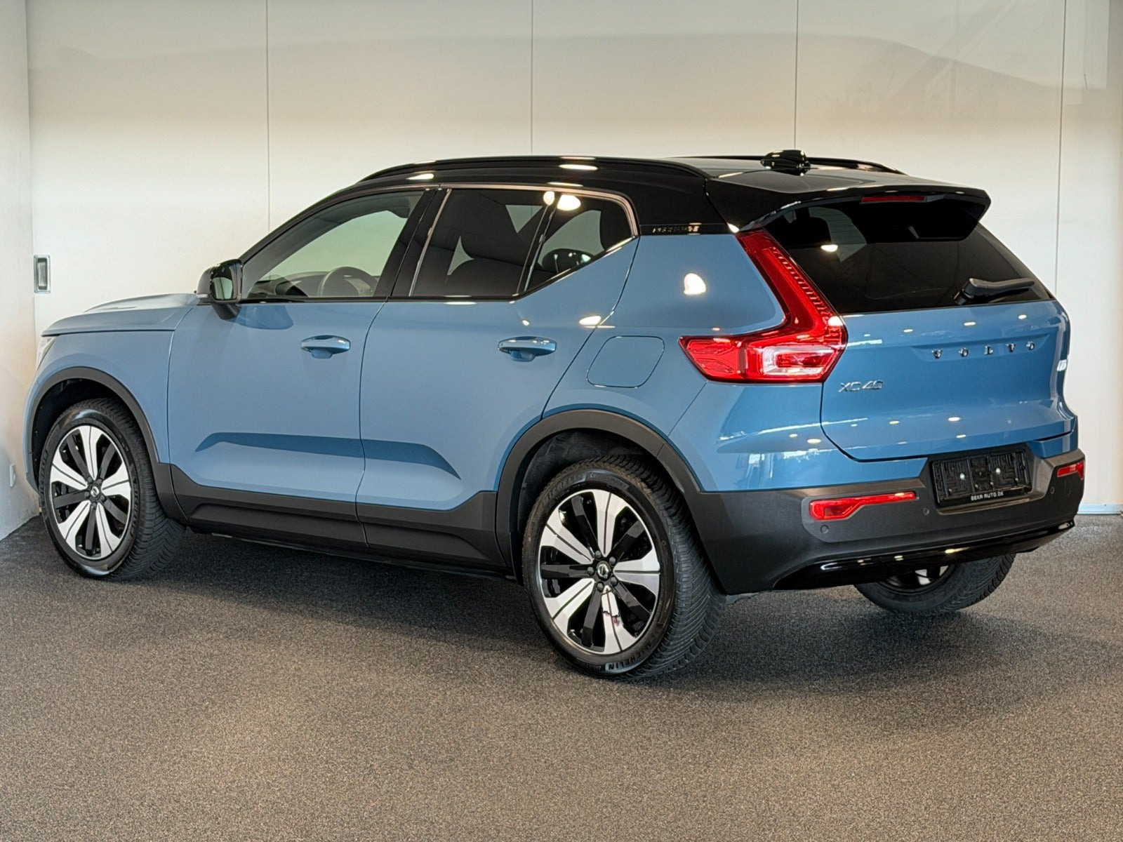 Blå Volvo XC40 fra 2023