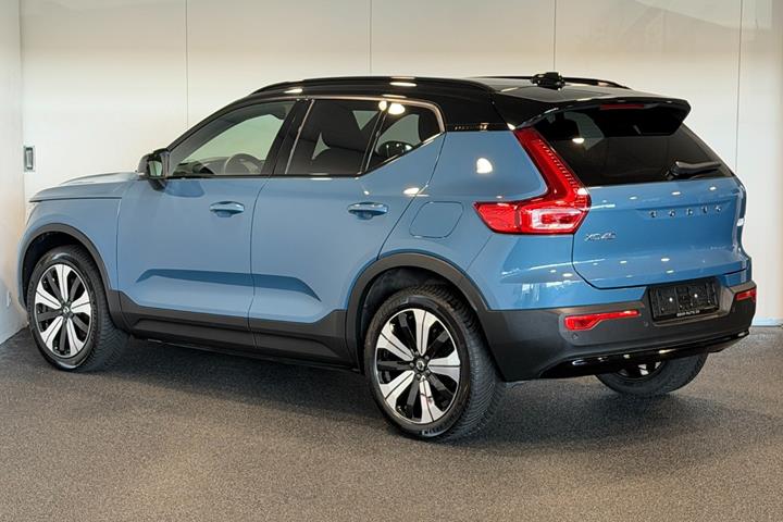 Blå Volvo XC40 fra 2023