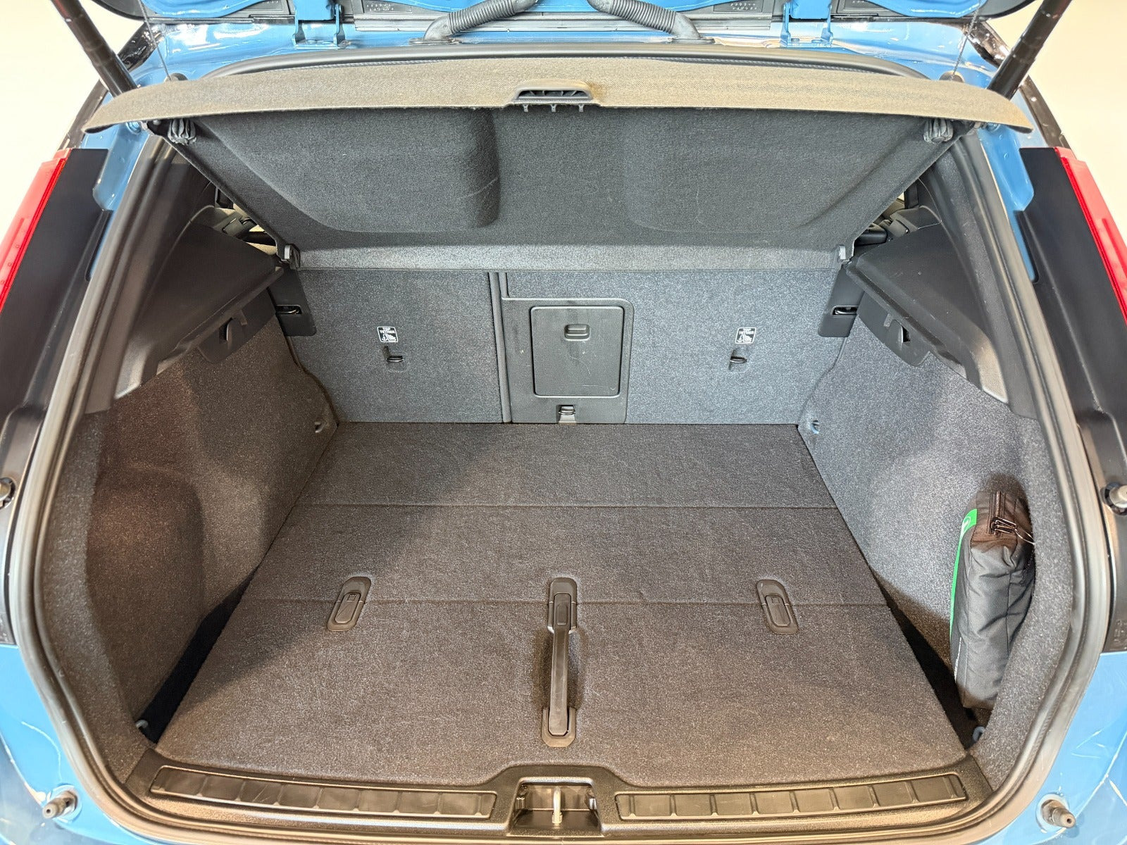 Blå Volvo XC40 fra 2023