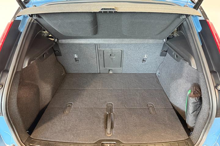 Blå Volvo XC40 fra 2023