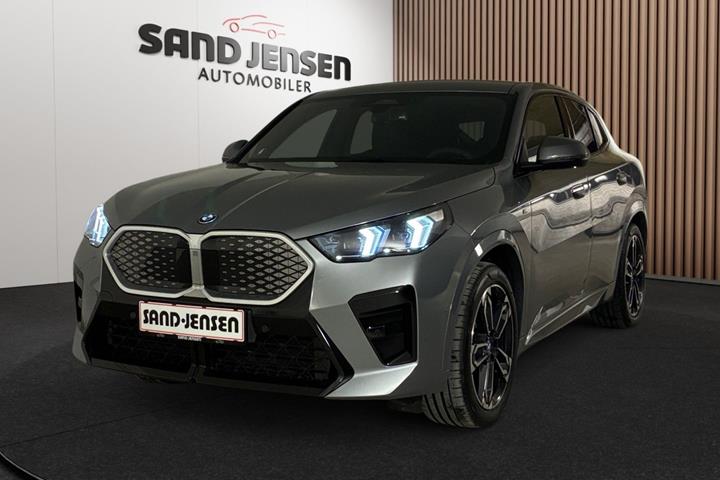 Grå BMW iX2 fra 2025