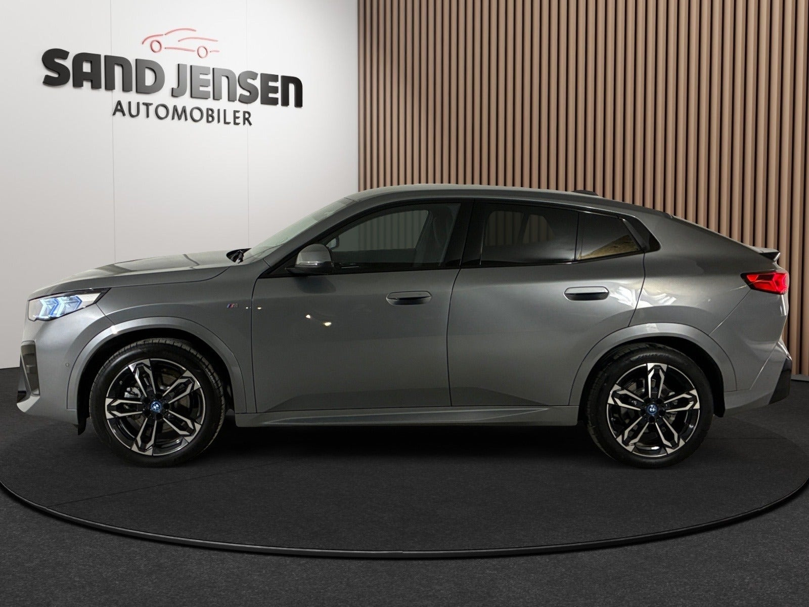 Grå BMW iX2 fra 2025