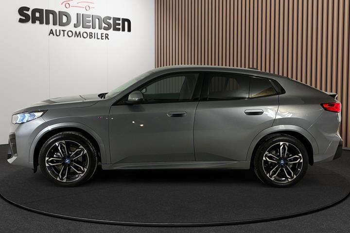 Grå BMW iX2 fra 2025