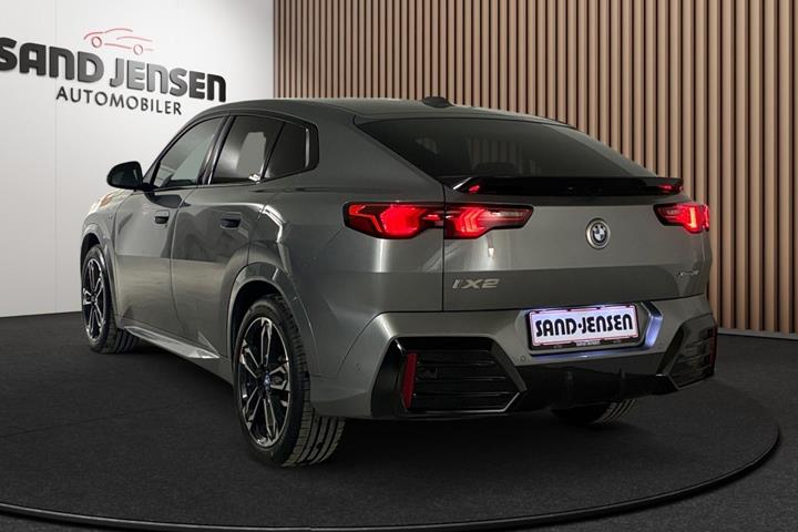 Grå BMW iX2 fra 2025