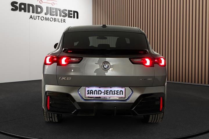 Grå BMW iX2 fra 2025