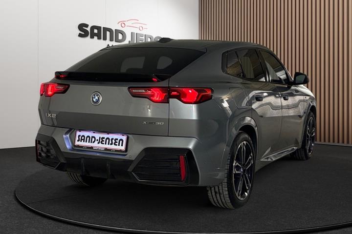 Grå BMW iX2 fra 2025