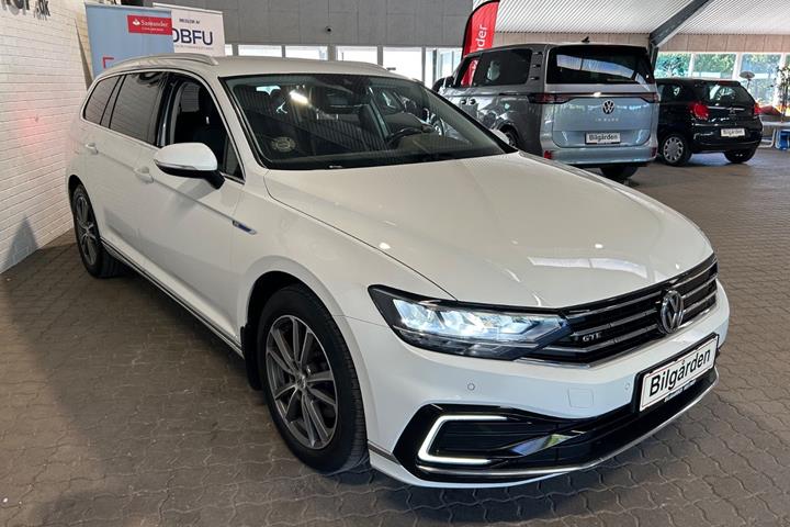 Hvid VW Passat fra 2019