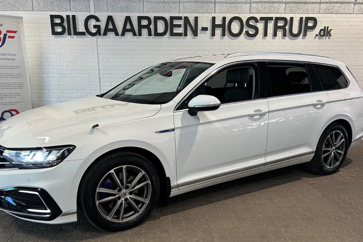 Hvid VW Passat fra 2019