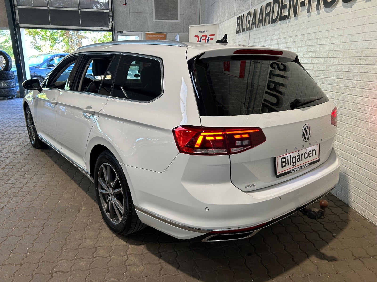 Hvid VW Passat fra 2019