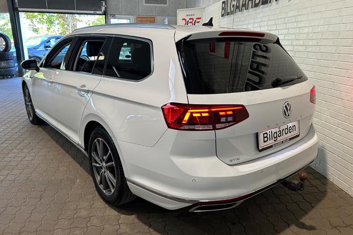 Hvid VW Passat fra 2019