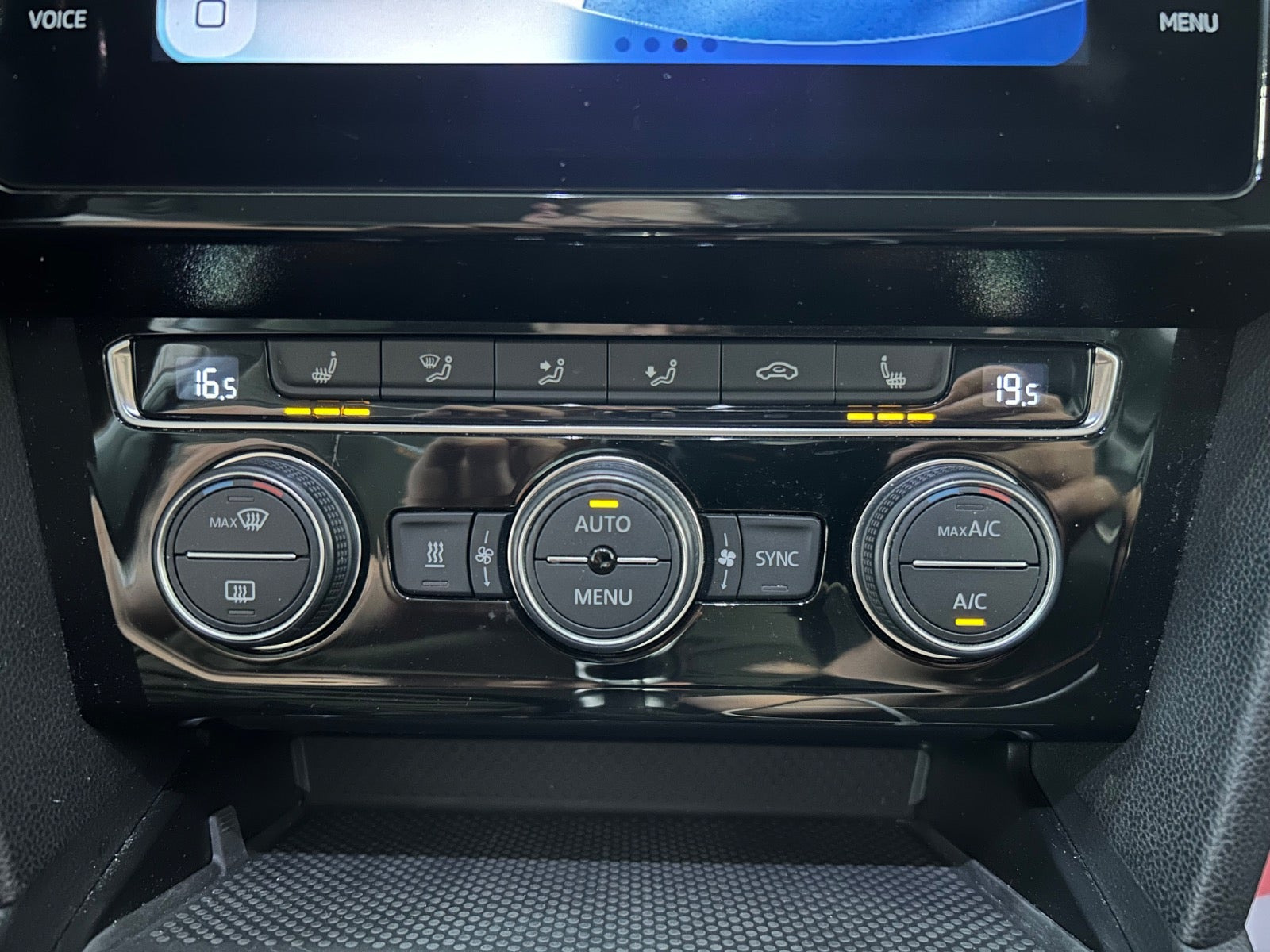 Hvid VW Passat fra 2019