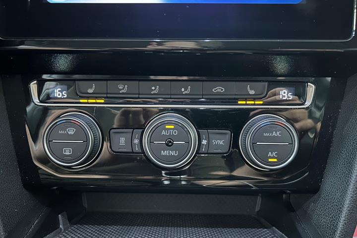 Hvid VW Passat fra 2019