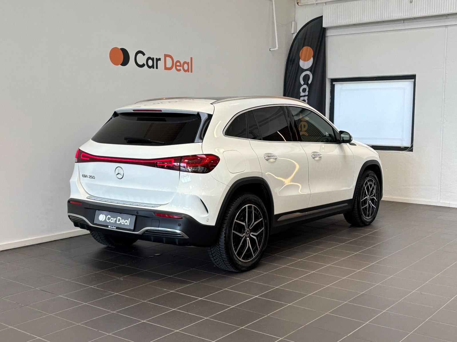 Hvid Mercedes EQA250 fra 2021