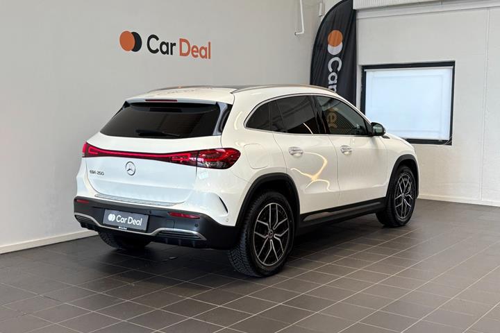 Hvid Mercedes EQA250 fra 2021