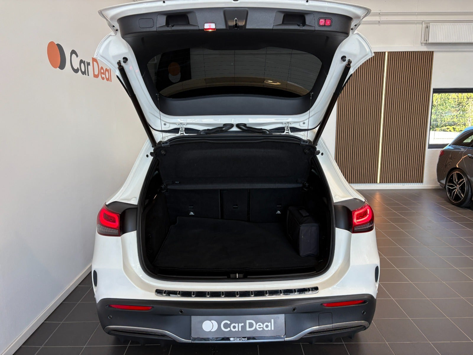 Hvid Mercedes EQA250 fra 2021