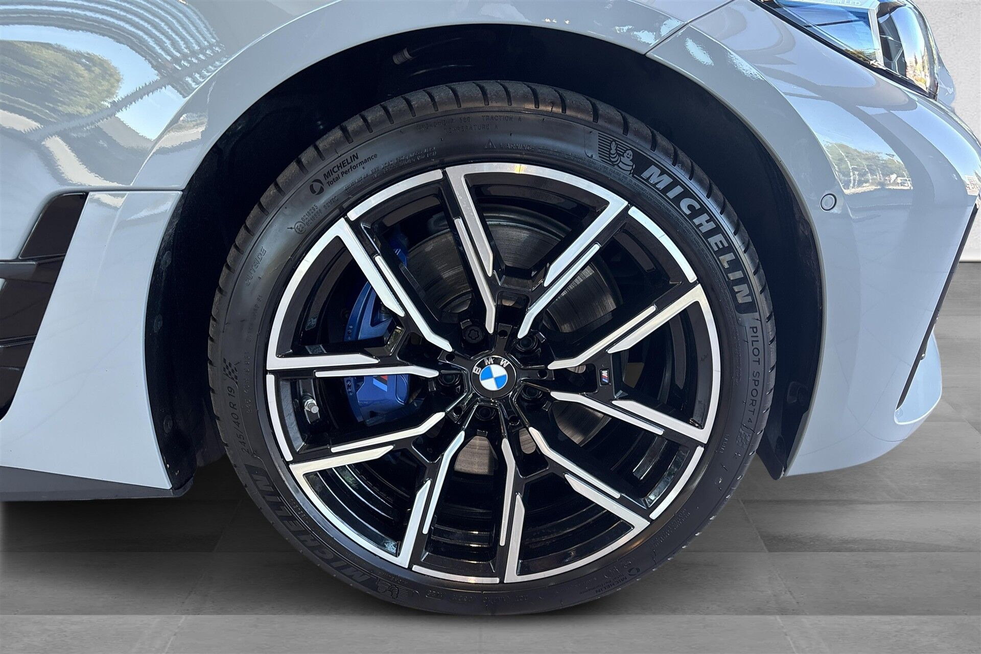 Grå BMW i4 fra 2025
