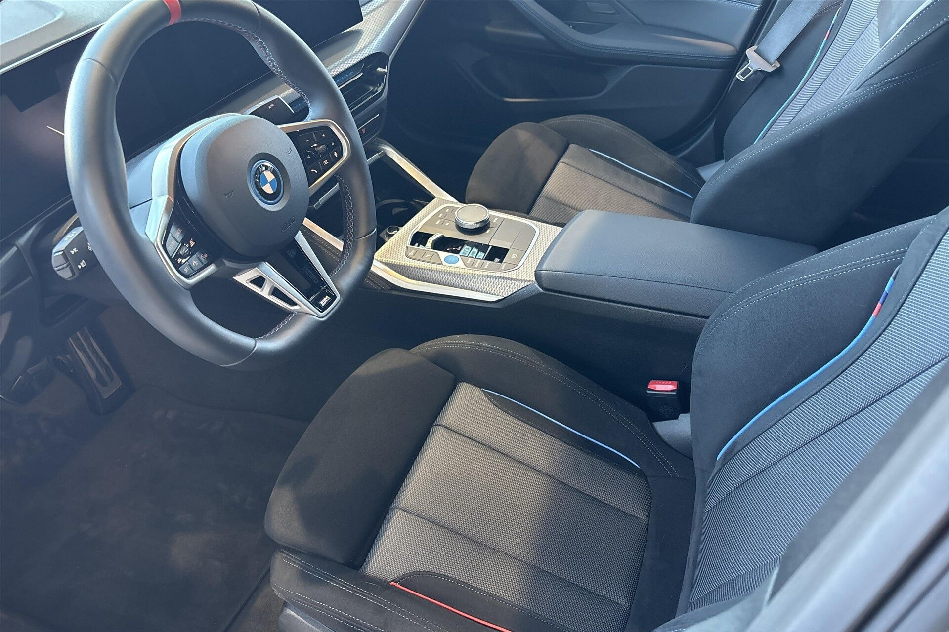 Grå BMW i4 fra 2025