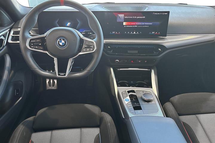 Grå BMW i4 fra 2025