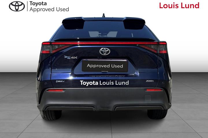 Blå Toyota BZ4X fra 2026